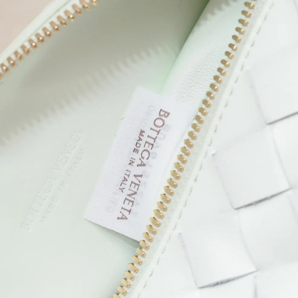 Batch 1360 #BvWallace Shoulder Lunch Bag 🔥 A lunch box bag that you can just grab and go. It is made of classic intrecciato weaving technology and reflects the craftsmanship of Bottega. The entire bag is made of top-grade happa lambskin. It is very soft and lightweight. The small bag shape is cute and exquisite. The interior capacity is also very large and can be carried under the arm. It is quite practical! The bottom of the bag is made of gold metal to prevent wear and tear. The details are really good! Choose this elegant commuting bag for Zaoba people~ Size: 22x13x9.5, model number; 7748#